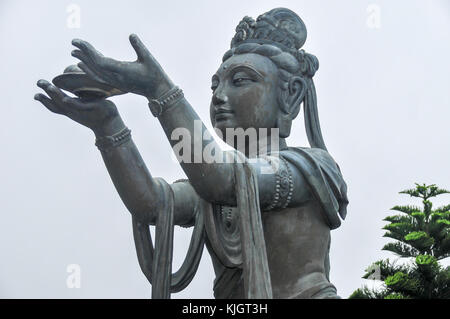 Voisins Tian Tan Buddha statue enveloppée de brouillard. Banque D'Images