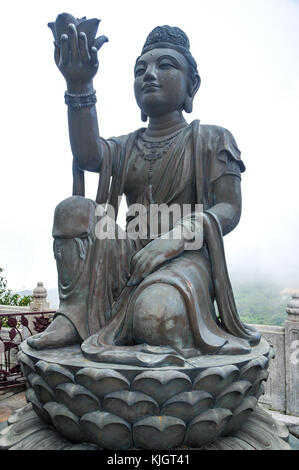 Voisins Tian Tan Buddha statue enveloppée de brouillard. Banque D'Images