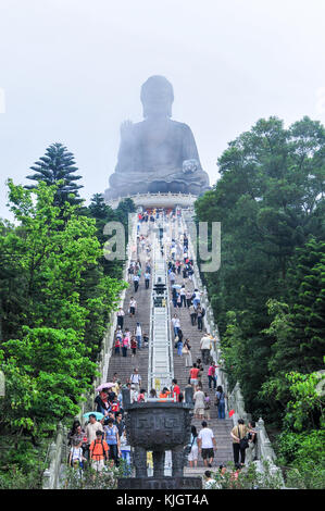 Tian Tan Buddha de hong kong enveloppée de brouillard. Banque D'Images