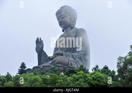 Tian Tan Buddha de hong kong enveloppée de brouillard. Banque D'Images