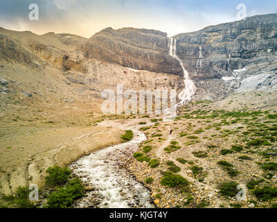 Glacier Bow Falls et de cours d'eau du lac Bow, Banff National Park, Alberta, Canada Banque D'Images