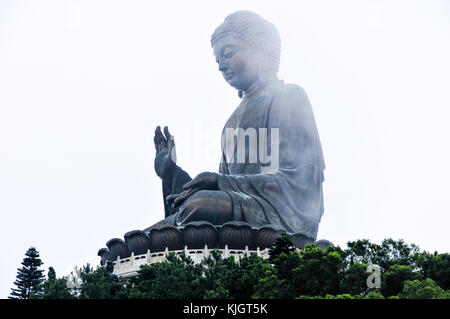 Tian Tan Buddha de hong kong enveloppée de brouillard. Banque D'Images