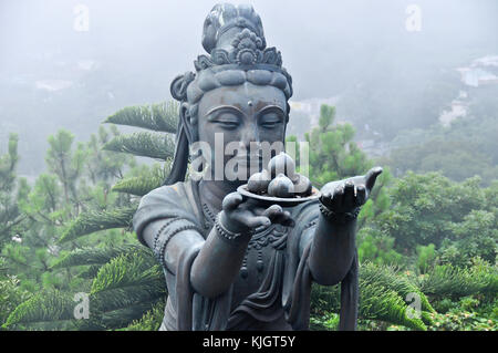 Voisins Tian Tan Buddha statue enveloppée de brouillard. Banque D'Images