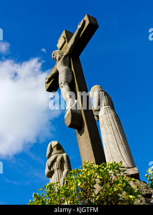 Calvaire sculpture par Père Vincent Eley 1965, à Mount St Bernard Abbey un monastère cistercien près de Coalville Leicestershire en Angleterre Banque D'Images