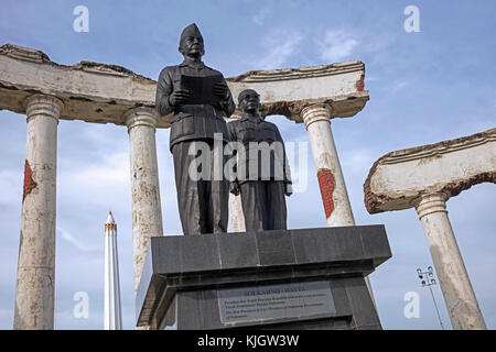 Statue du président Soekarno Hatta à au monument Tugu Pahlawan héros / à Surabaya, capitale de Jawa Timur / de l'Est de Java, Indonésie Banque D'Images