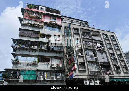 Macao - 25 mai 2008 : vieux bloc appartement bondé à Macao, Chine. Banque D'Images