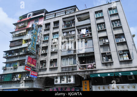 Macao - 25 mai 2008 : vieux bloc appartement bondé à Macao, Chine. Banque D'Images