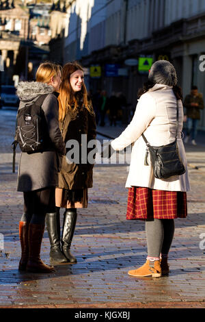 Tayside, Dundee, Ecosse, Royaume-Uni. 23 novembre, 2017. Deux femmes Mormons de l'Église de Jésus-Christ des Saints des Derniers Jours enveloppé de chaud le froid et empêcher les gens dans la rue pour partager la Parole de Jésus dans le centre-ville de Dundee. Crédits : Dundee Photographics/Alamy Live News Banque D'Images