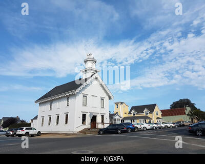 Une maison se dresse contre le ciel bleu au nord de San Francisco, à Mendocino, États-Unis, le 11 septembre 2017. La région est connue pour sa colonie d'artistes, avec de nombreux bâtiments en bois construits de façon traditionnelle. Photo : Alexandra Schuler/dpa Banque D'Images