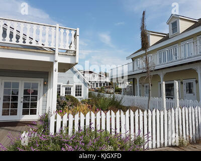Une maison se dresse contre le ciel bleu au nord de San Francisco, à Mendocino, États-Unis, le 11 septembre 2017. La région est connue pour sa colonie d'artistes, avec de nombreux bâtiments en bois construits de façon traditionnelle. Photo : Alexandra Schuler/dpa Banque D'Images