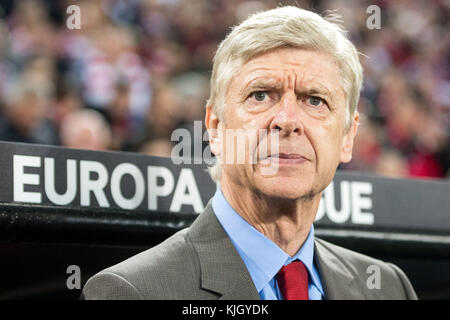 L'entraîneur-chef d'Arsenal, Arsene Wenger, regarde attentivement avant le match de groupe de l'Europa League entre 1. FC Cologne et FC Arsenal, à Cologne, Allemagne, 23 novembre 2017. Photo : Marius Becker/dpa Banque D'Images