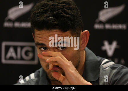 Cardiff, Royaume-Uni. 23 nov, 2017. Codie Taylor, le joueur de rugby néo-zélandais allblacks parle aux médias au cours de l'équipe de rugby de Nouvelle-Zélande annonce conférence de presse à l'hôtel Hilton de Cardiff, Galles du sud le jeudi 23 novembre 2017. L'équipe se préparent pour leur série internationale d'automne test match contre le Pays de Galles à Cardiff ce week-end par pic. crédit : andrew verger/Alamy live news Banque D'Images