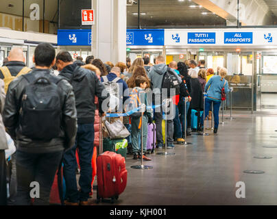 Longue file d'attente d'immigration à l'aéroport de Malpensa à Milan, Italie pour les arrivées de voyageurs non Schengen en provenance du Royaume-Uni Banque D'Images