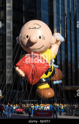 New York, USA. 23 Nov, 2017. New York, USA. Esprit de l'Amérique cheerleaders participent à la 2017 Macy's Thanksgiving Day Parade. Credit : Enrique Shore/Alamy Live News Banque D'Images