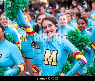 New York, USA. 23 Nov, 2017. New York, USA. Esprit de l'Amérique cheerleaders participent à la 2017 Macy's Thanksgiving Day Parade. Credit : Enrique Shore/Alamy Live News Banque D'Images