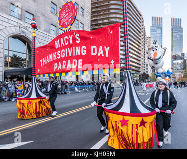 New York, USA. 23 Nov, 2017. New York, USA, un ballon de l'Olaf à partir de 2017 conduit le Macy's Thanksgiving Day Parade New York's Central Park South. Credit : Enrique Shore/Alamy Live News Banque D'Images