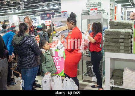 New York, USA. 23 nov, 2017. shoppers on la caisse dans le magasin jcpenney à new york le jour de Thanksgiving, jeudi 23 novembre 2017. jcpenney est ouverte à 2h00 pour accueillir les chineurs. crédit : Richard levine/Alamy live news Banque D'Images