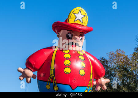 New York, USA. 23 Nov, 2017. New York, USA. Un ballon d'Harold le pompier participe à la parade de Thanksgiving à New York's Central Park Ouest. Credit : Enrique Shore/Alamy Live News Banque D'Images