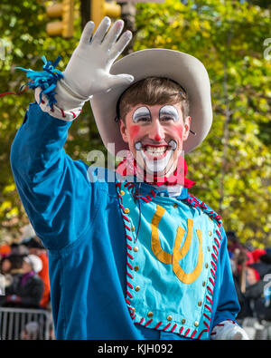 New York, USA. 23 Nov, 2017. New York, USA. Un clown cowboy vagues pour les spectateurs qu'il participe à la parade de Thanksgiving à New York's Central Park Ouest. Credit : Enrique Shore/Alamy Live News Banque D'Images