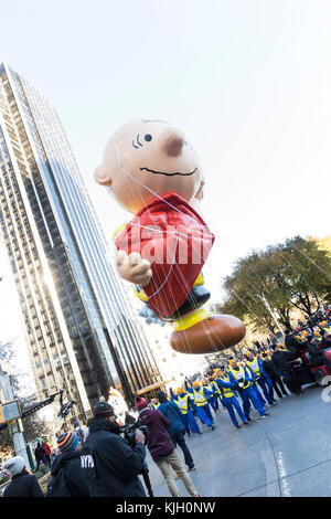 New York, États-Unis. 23 nov, 2017.Charlie Brown flotteurs ballon au cours de la 91e assemblée annuelle de Macy's Thanksgiving Day Parade le long de rues de Manhattan crédit : lev radin/Alamy live news Banque D'Images