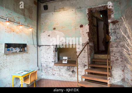 Ancien hôpital de Baekje, 15 novembre 2017 : L'intérieur du bâtiment de l'ancien hôpital de Baekje est vu à Busan, à environ 420 km (261 miles) au sud-est de Séoul, Corée du Sud. L'hôpital de Baekje a été construit en 1922 par Choi Yong-HAE, un coréen qui vivait au Japon. C'était le premier hôpital général privé de style moderne. Après la faillite de l'hôpital, le bâtiment a servi de restaurant chinois vers 1932, de quartier pour les troupes japonaises vers 1942, de bureau des forces de sécurité, de consulat chinois depuis 1945 et de salle de mariage depuis 1953. C'est maintenant Brown Hands Baekje café. (Photo de Lee Jae-won/A Banque D'Images