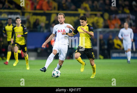 Dortmund, Allemagne. 21 novembre 2017. Marc Bartra de Dortmund et Harry Kane de Tottenham en action lors du match de football de l'UEFA Champions League entre Borussia Dortmund et Tottenham Hotspur au stade signal Iduna Park de Dortmund, Allemagne, le 21 novembre 2017. - PAS DE SERVICE - crédit : Thomas Eisenhuth/dpa-Zentralbild/ZB/dpa/Alamy Live News Banque D'Images