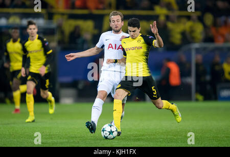 Dortmund, Allemagne. 21 novembre 2017. Marc Bartra de Dortmund et Harry Kane de Tottenham en action lors du match de football de l'UEFA Champions League entre Borussia Dortmund et Tottenham Hotspur au stade signal Iduna Park de Dortmund, Allemagne, le 21 novembre 2017. - PAS DE SERVICE - crédit : Thomas Eisenhuth/dpa-Zentralbild/ZB/dpa/Alamy Live News Banque D'Images