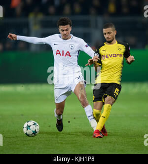 Dortmund, Allemagne. 21 novembre 2017. Jeremy Toljan de Dortmund et Dele Alli de Tottenham en action lors du match de l'UEFA Champions League entre Borussia Dortmund et Tottenham Hotspur au stade signal Iduna Park de Dortmund, Allemagne, le 21 novembre 2017. - PAS DE SERVICE - crédit : Thomas Eisenhuth/dpa-Zentralbild/ZB/dpa/Alamy Live News Banque D'Images