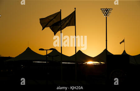 Abu Dhabi, eau. 23 novembre 2017. Sports mécaniques : Championnat du monde FIA de formule 1 2017, Grand Prix d'Abu Dhabi, circuit de Yas Marina, Sunset Credit : dpa Picture alliance/Alamy Live News Banque D'Images