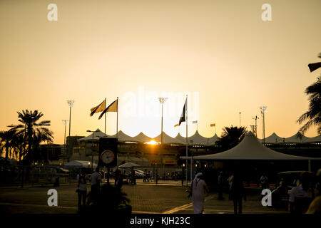 Abu Dhabi, eau. 23 novembre 2017. Sports mécaniques : Championnat du monde FIA de formule 1 2017, Grand Prix d'Abu Dhabi, circuit de Yas Marina, Sunset Credit : dpa Picture alliance/Alamy Live News Banque D'Images