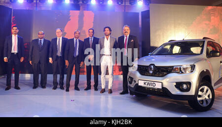 Colombo, Sri Lanka. 24 novembre 2017. Kumar Sangakkara(M) Sumit Sawhney, Directeur général et Directeur général de Renault India Private Limited(R) Samantha Rajapaksa Group Maning Director, AMD(l) posant ou photographiant lors du lancement de l'édition 'Kiwid Live for More' au Sri Lanka. Crédit : Vimukthi Embuldeniya/Alamy Live News Banque D'Images