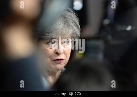 Bruxelles, Belgique. 24 novembre 2017. La première ministre britannique Theresa May s’entretient avec des journalistes lors de son arrivée au Sommet du Partenariat oriental à Bruxelles, en Belgique, le 24 novembre 2017. Crédit : Jakub Dospiva/CTK photo/Alamy Live News Banque D'Images