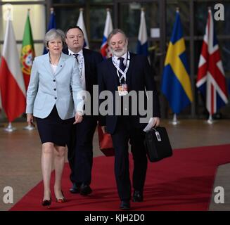 Bruxelles, Belgique. 24 novembre 2017. La première ministre britannique Theresa May (à gauche) vient pour un sommet du Partenariat oriental à Bruxelles, en Belgique, le 24 novembre 2017. Crédit : Jakub Dospiva/CTK photo/Alamy Live News Banque D'Images