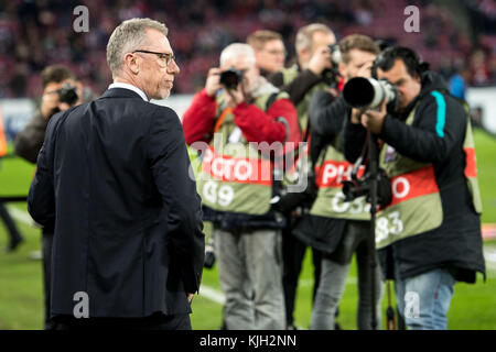 Cologne, Allemagne. 23 novembre 2017. L'entraîneur de Cologne Peter Stoeger réagit lors du match de football de la phase de groupes de la ligue Europa entre 1. FC Cologne et FC Arsenal à Cologne, Allemagne, 23 novembre 2017. Crédit : Marius Becker/dpa/Alamy Live News Banque D'Images