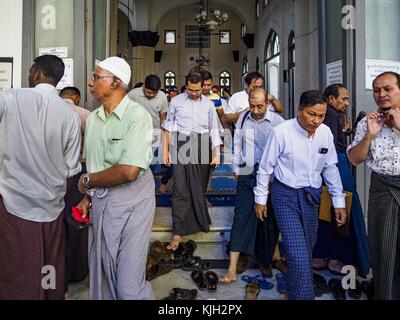 Yangon, Yangon, Myanmar région. 24 nov, 2017. Les hommes quittent la mosquée chiite de bosses à Yangon après prières vendredi midi. Beaucoup de musulmans dans le myanmar très majoritairement bouddhiste estiment que leur religion est menacée par une série de lois qui ciblent les non-bouddhistes. en vertu de la soi-disant ''Les lois de protection de la race et de la religion, '' les gens ne sont pas autorisés à convertir au bouddhisme à une autre religion sans permission des autorités, les femmes bouddhistes ne sont pas autorisées à épouser des non-bouddhiste des hommes sans l'autorisation de la collectivité et la polygamie est interdite. Le pape François est d'arriver au Myanmar la semaine prochaine et on s'attend à un Banque D'Images