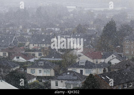 Glasgow, Écosse, Royaume-Uni 24 novembre. Météo britannique : première neige à tomber dans la ville alors que de fortes averses frappent toute la ville alors que Blairdardie est couverte de neige avec une visibilité réduite en raison de l'intensité. Crédit Gerard Ferry/Alamy news Banque D'Images