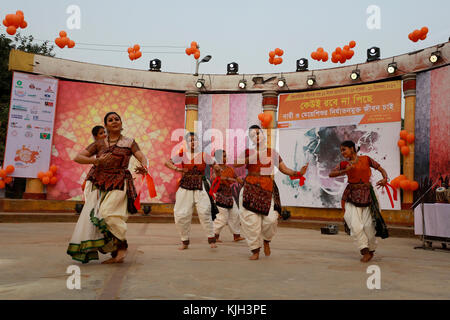 Dhaka, Bangladesh. Nov 24, 2017 artiste du Bangladesh. Effectuer la danse comme ils prennent part à une activité culturelle au cours de la célébration de la journée internationale pour l'élimination de la violence contre les femmes, à Dhaka, au Bangladesh. crédit : sk Hasan Ali/Alamy live news Banque D'Images