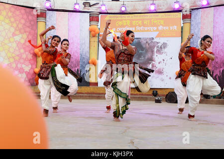 Dhaka, Bangladesh. 24th novembre 2017. L'artiste bangladais interprète la danse lorsqu'il participe à une activité culturelle à l'occasion de la célébration de la Journée internationale pour l'élimination de la violence à l'égard des femmes à Dhaka, au Bangladesh. Credit: SK Hasan Ali/Alay Live News Banque D'Images