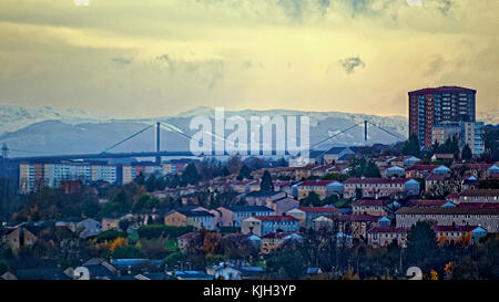 Glasgow, Écosse, Royaume-Uni 24 novembre. Météo britannique : première neige à tomber dans la ville comme de fortes averses frappent toute la ville comme le pont erskine et le nord de clydebank avec les collines Argyle à l'ouest sont couverts de neige. Crédit : gerard ferry/Alamy Live News Banque D'Images