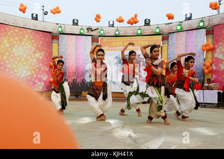 Dhaka, Bangladesh. Nov 24, 2017 artiste du Bangladesh. Effectuer la danse comme ils prennent part à une activité culturelle au cours de la célébration de la journée internationale pour l'élimination de la violence contre les femmes, à Dhaka, au Bangladesh. crédit : sk Hasan Ali/Alamy live news Banque D'Images