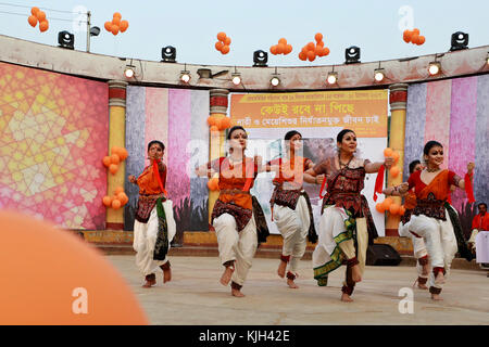 Dhaka, Bangladesh. Nov 24, 2017 artiste du Bangladesh. Effectuer la danse comme ils prennent part à une activité culturelle au cours de la célébration de la journée internationale pour l'élimination de la violence contre les femmes, à Dhaka, au Bangladesh. crédit : sk Hasan Ali/Alamy live news Banque D'Images