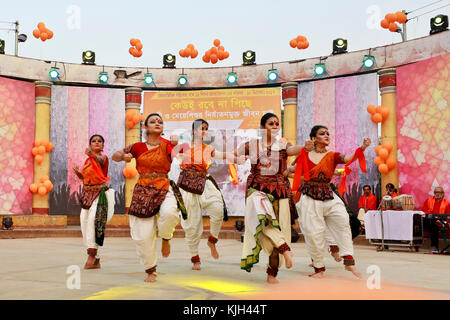 Dhaka, Bangladesh. Nov 24, 2017 artiste du Bangladesh. Effectuer la danse comme ils prennent part à une activité culturelle au cours de la célébration de la journée internationale pour l'élimination de la violence contre les femmes, à Dhaka, au Bangladesh. crédit : sk Hasan Ali/Alamy live news Banque D'Images