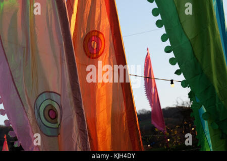 Hay festival week-end d'hiver - novembre 2017 - drapeaux colorés voler dans le soleil d'hiver à l'entrée du site week-end hiver hay festival à hay-on-wye - crédit : Steven mai/Alamy live news Banque D'Images
