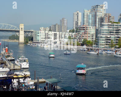 De petits ferryboats traversent le False Creek entre le centre-ville et Granville Island, photographiés à Vancouver, Canada, 29 août 2017. Les ferries privés de False Creek Ferries et Aquabus Ferries relient différents postes d'amarrage. Les gratte-ciel du centre-ville de Vancouver peuvent être vus en arrière-plan. Photo : Alexandra Schuler/dpa Banque D'Images