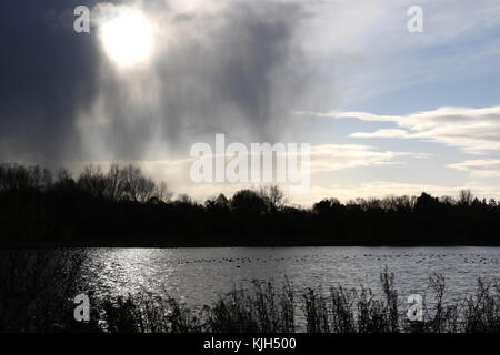 Lough Neagh en Irlande du Nord au Royaume-Uni. 24 novembre 2017. UK - heavy gel la nuit a fait place à des vents froids et des averses hivernales dans certaines parties de l'Irlande du Nord aujourd'hui. En dépit du soleil il est de plus en plus froid avec ciel dégagé. Le soleil perce derrière un autre passant d'une douche. Credit:David Hunter/Alamy Live News. Banque D'Images