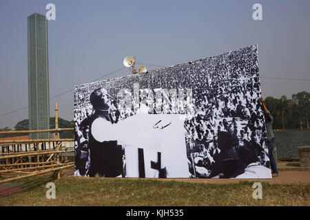 Dhaka, Bangladesh. 24 nov, 2017. Un travailleur se déplace un panneau imprimé de cheik Mujibur Rahman photo pour un événement à venir à suhrawardy udyan. crédit : md. mehedi hasan/zuma/Alamy fil live news Banque D'Images