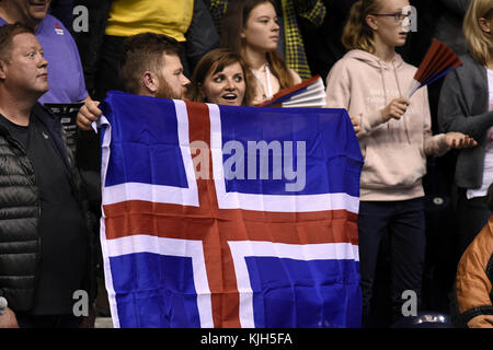Pardubice, République tchèque. 24 novembre 2017. Les supporters islandais tiennent le drapeau national lors du Championnat du monde de basket-ball masculin 2017 qualification du groupe F match République tchèque vs Islande à Pardubice, République tchèque, le 24 novembre 2017. Crédit : Josef Vostarek/CTK photo/Alamy Live News Banque D'Images