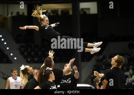 Pardubice, République tchèque. 24 novembre 2017. Cheerleaders lors des Championnats du monde de basket-ball masculin 2017 qualification groupe F match République tchèque vs Islande à Pardubice, République tchèque, 24 novembre 2017. Crédit : Josef Vostarek/CTK photo/Alamy Live News Banque D'Images