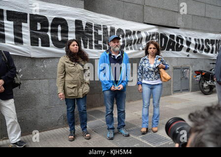 INT. 24 novembre 2017. 24 novembre 2017. Buenos Aires City, Arg.- SERGIO MALDONADO, frère de Santiago Maldonado, informe à la morgue les résultats de l'autopsie faite à son frère. Santiago Maldonado est mort noyé et hypothermie entre 50 et 70 jours avant le jour où il a été retrouvé. L'enterrement aura lieu demain à 16 heures dans la ville 25 de Mayo, province de Buenos Aires. Credit : Credit : /ZUMA Wire/Alamy Live News Banque D'Images