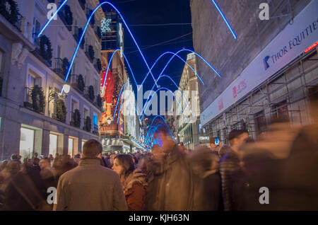 Madrid, Espagne. 24 Nov, 2017. Les citoyens se sont réunis à Madrid Sol Square pour assister à la traditionnelle mise sous tension de l'arbre de Noël et les lumières de Noël dans toute la ville. Credit : Lora Grigorova/Alamy Live News Banque D'Images